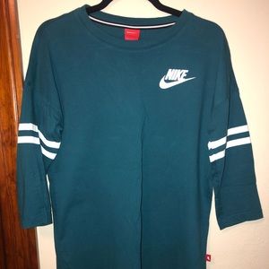 Nike mid length sleeve t-shirt
